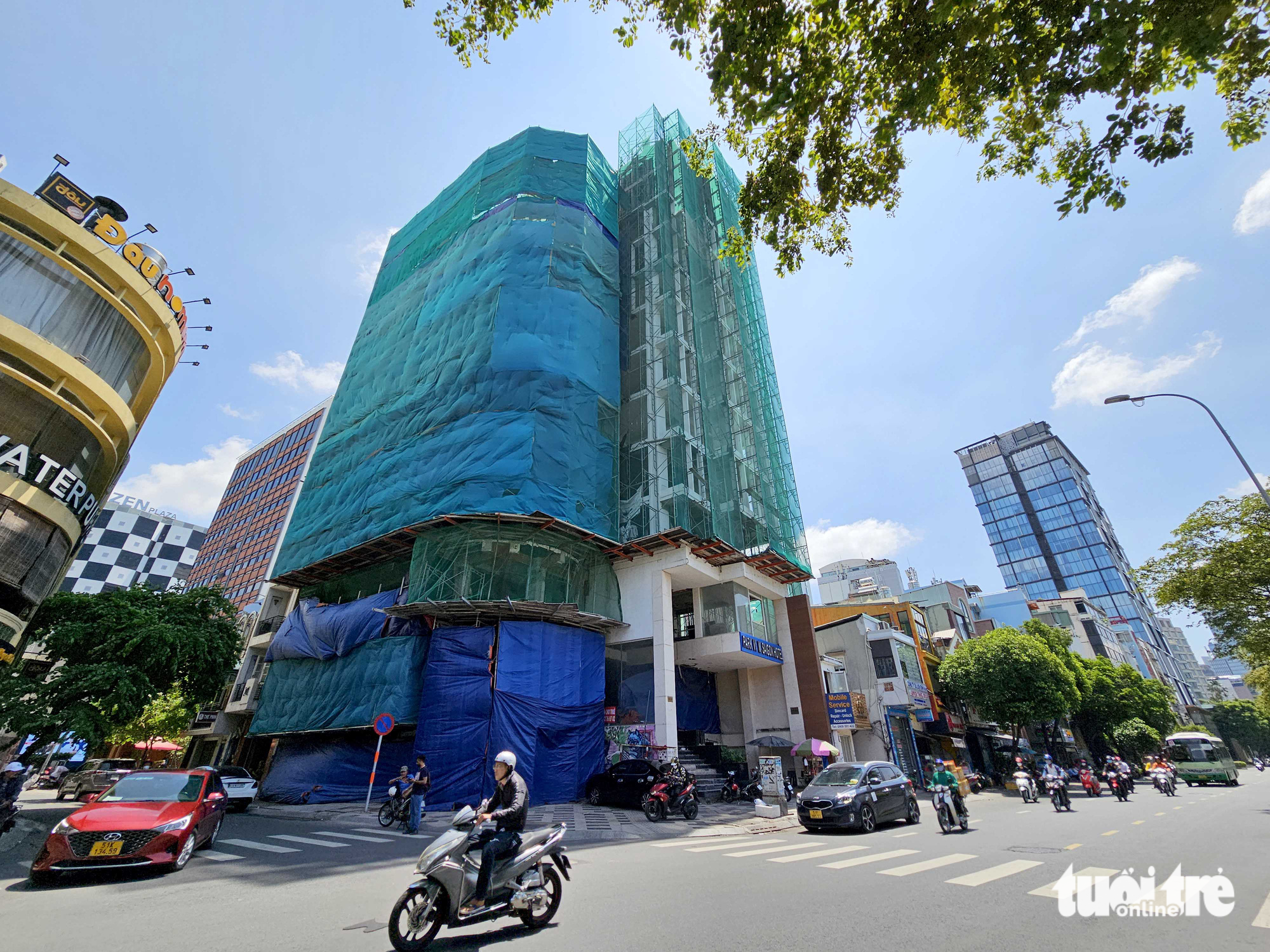 A hotel on Le Lai Street, District 1, Ho Chi Minh City is under repair to resume operations. Photo: Ngoc Hien / Tuoi Tre