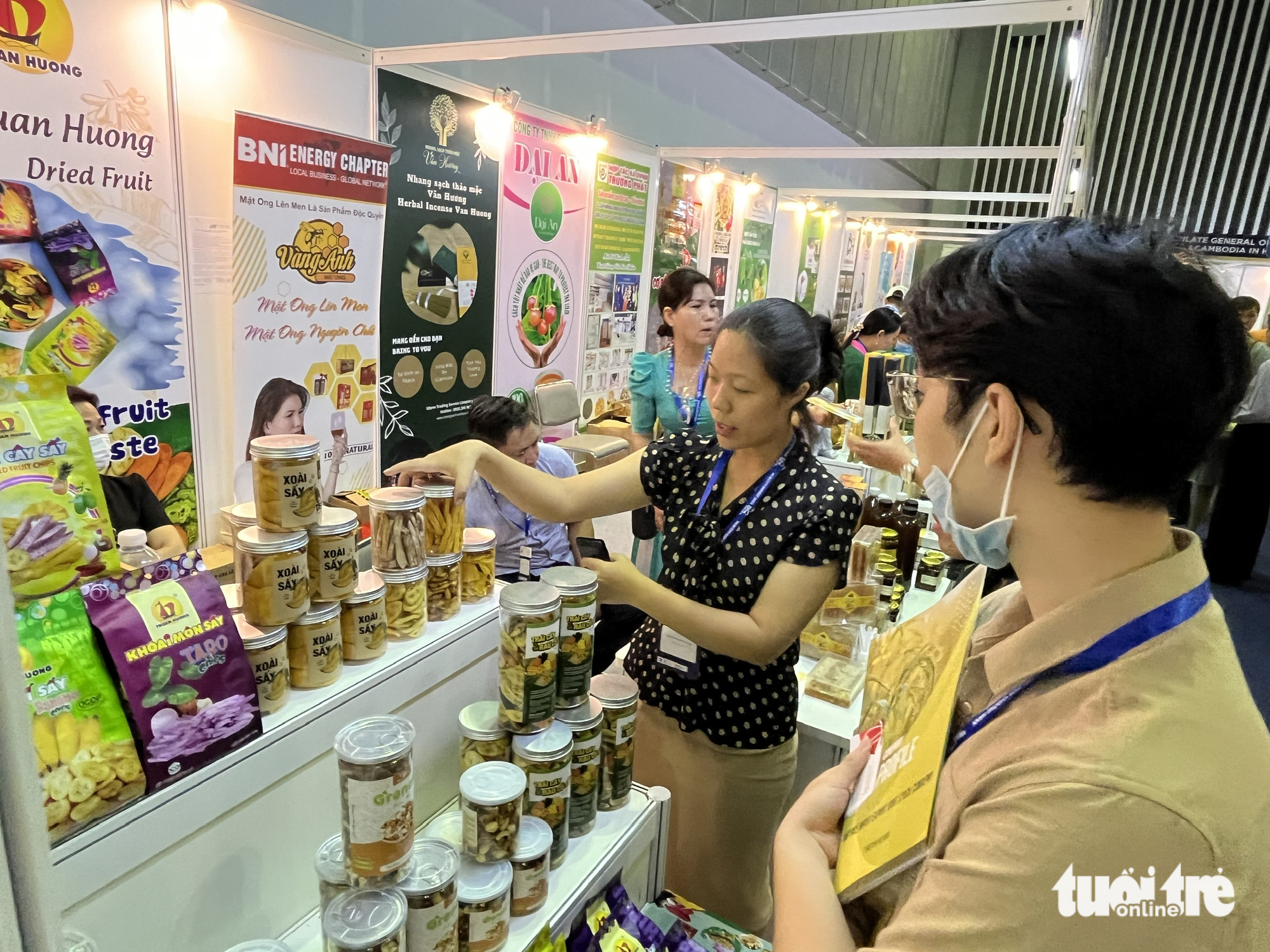 Vietnamese small and medium enterprises face many obstacles to export their products to the international market amid the rising protection in importing markets. Photo: N.Binh / Tuoi Tre