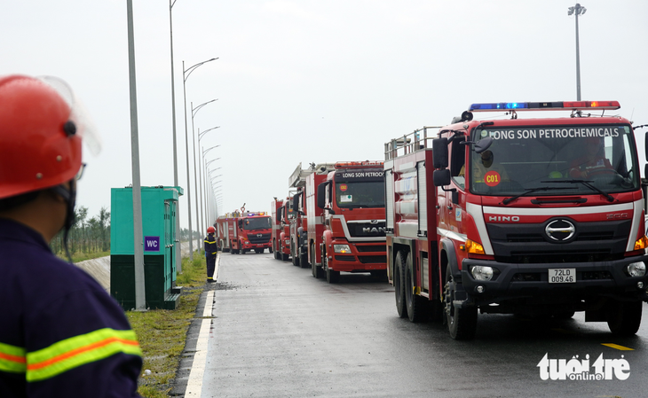 Tens of fire trucks and ambulances are dispatched to the site. Photo: Dong Ha / Tuoi Tre