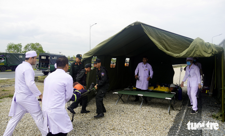 A field medical station is erected to give first aid to the injured. Photo: D.H. / Tuoi Tre