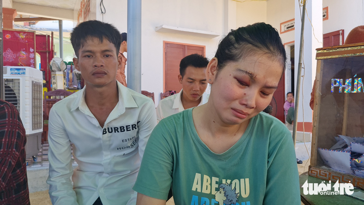 Nguyen Thi Ngoc Thom (R) and her husband are sorrowful. Photo: Lam Thien / Tuoi Tre