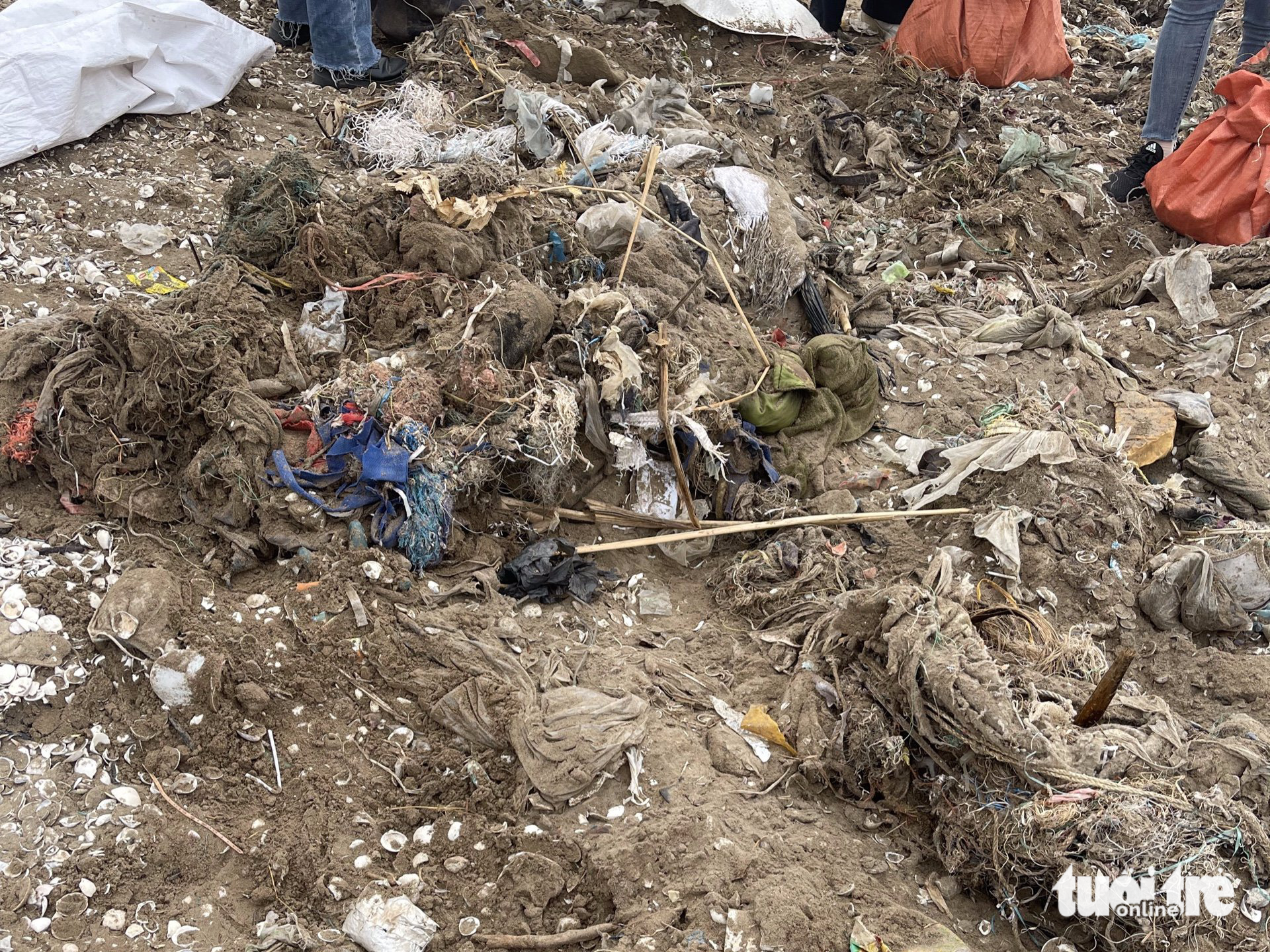 A trash heap on the beach of Giao Hai Commune, Nam Dinh Province. Photo: Ha Thu / Tuoi Tre