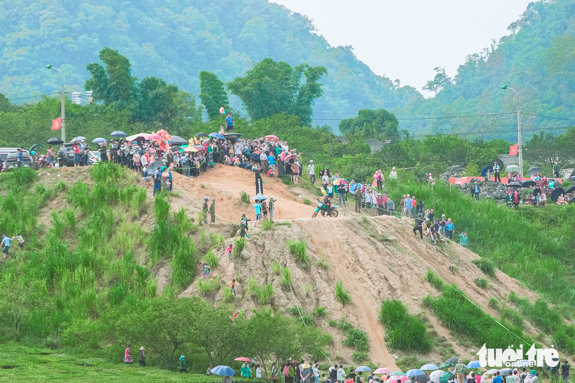 Spectators watch riders racing in the final race of the 2023 VTV Cab - Off-road motorcycle racing tournament in Van Ho District, Son La Province, Vietnam, May 28, 2023. Photo: Nguyen Hien / Tuoi Tre