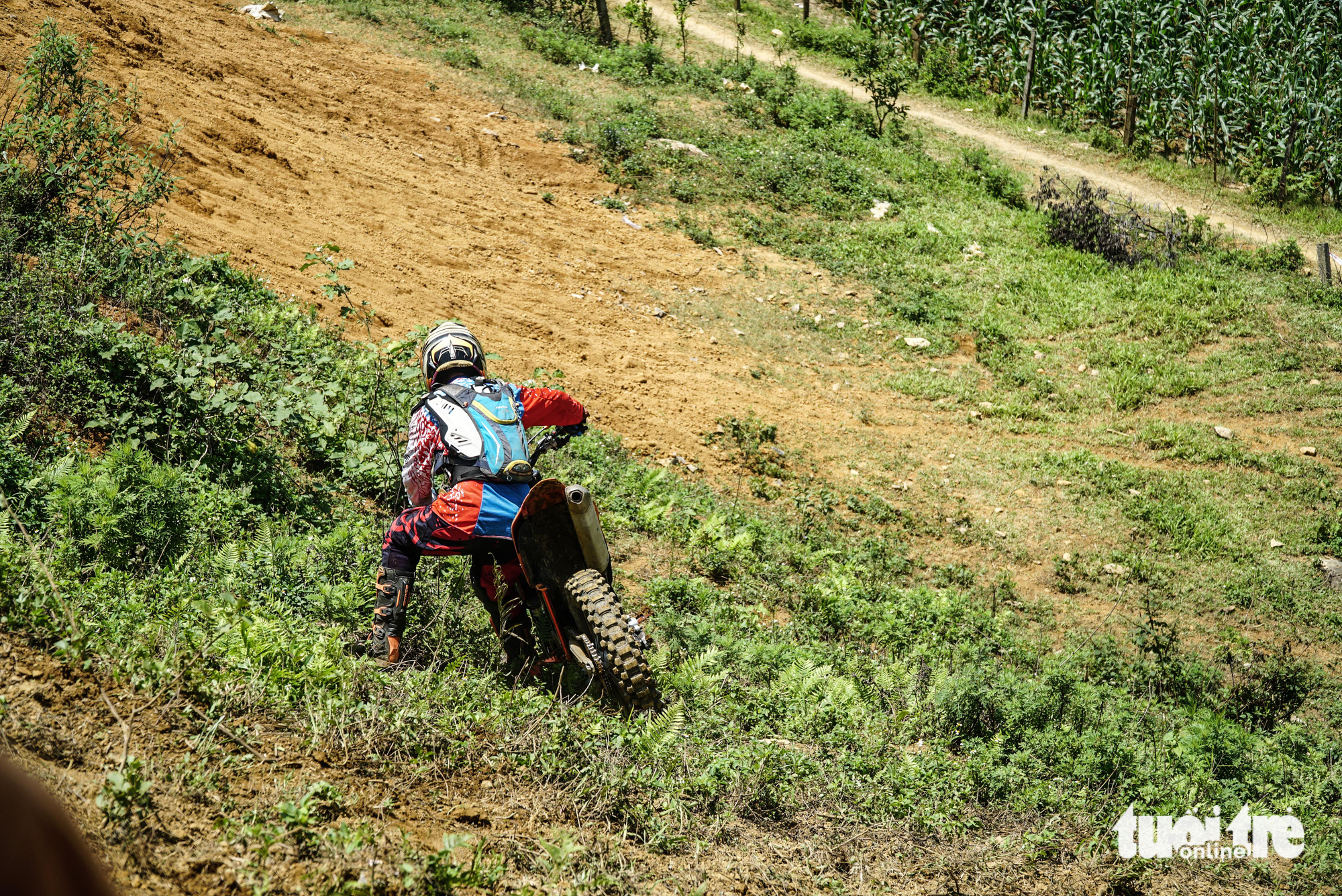 An unfortunate racer loses his momentum while ascending uphill in the final race of the 2023 VTV Cab - Off-road motorcycle racing tournament in Van Ho District, Son La Province, Vietnam, May 28, 2023. Photo: Nguyen Hien / Tuoi Tre