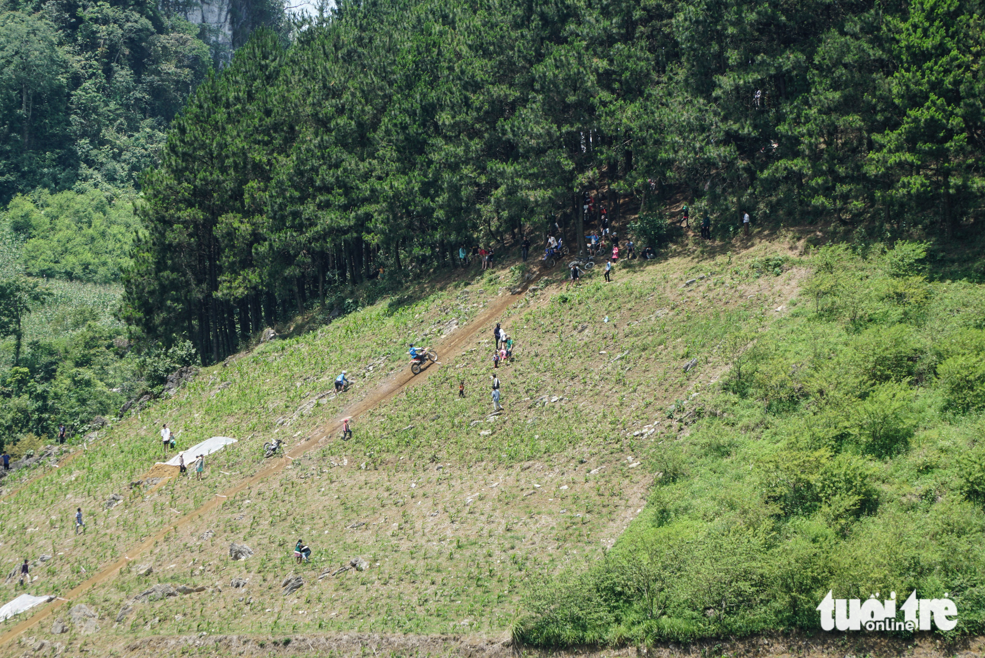 Racers ascend uphill in the final race of the 2023 VTV Cab - Off-road motorcycle racing tournament in Van Ho District, Son La Province, Vietnam, May 28, 2023. Photo: Nguyen Hien / Tuoi Tre