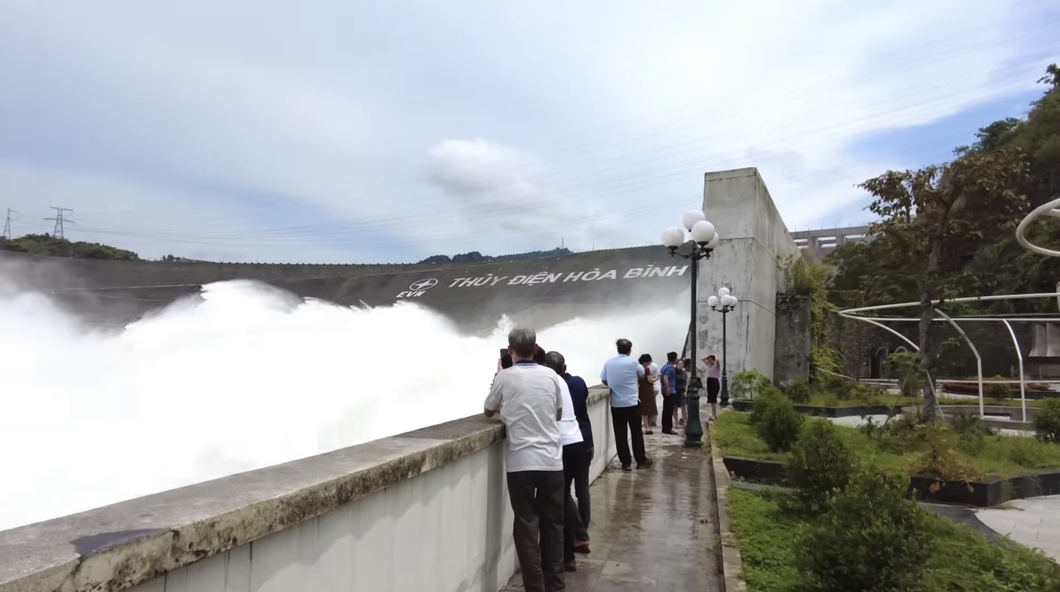 Tourists and locals admire the beauty of the Hoa Binh hydroelectric dam. Photo: Ha Thuong / Tuoi Tre
