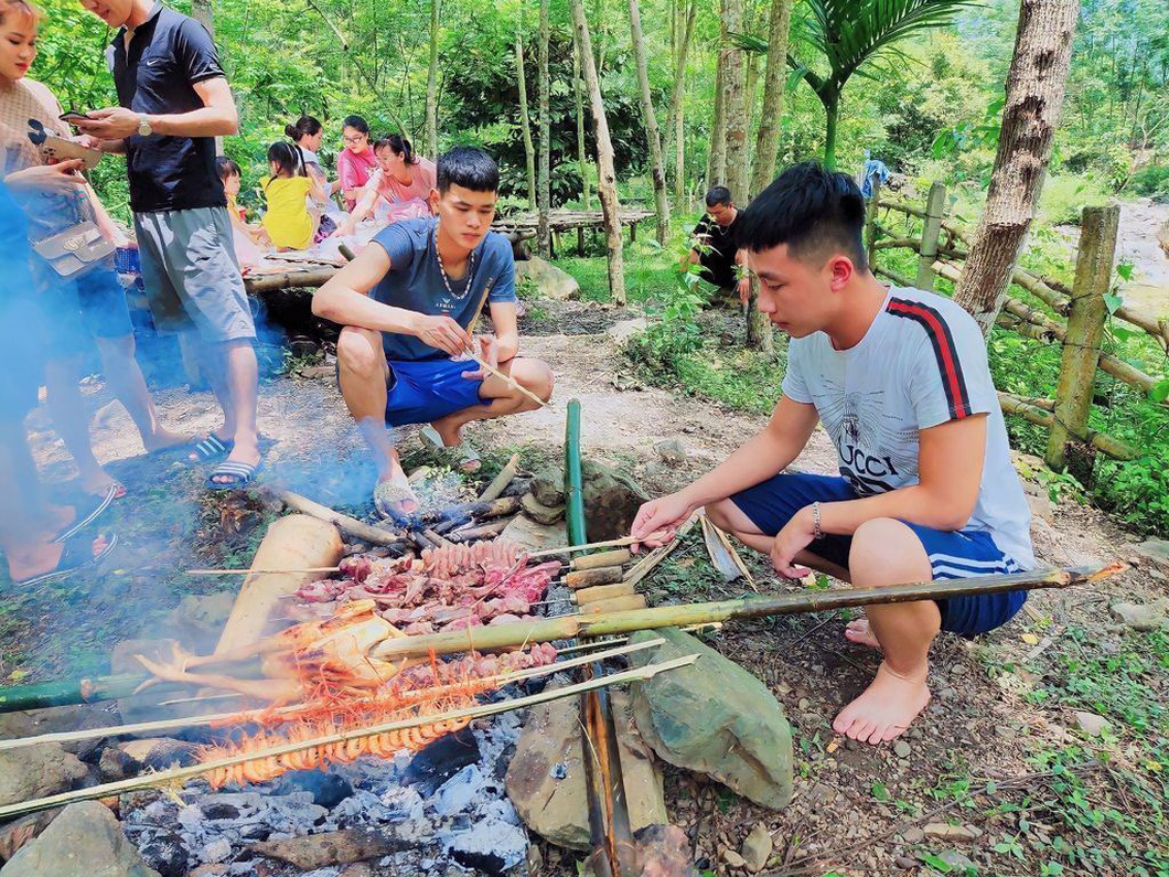 Tourists process and cook dishes. Photo: Ha Thuong / Tuoi Tre