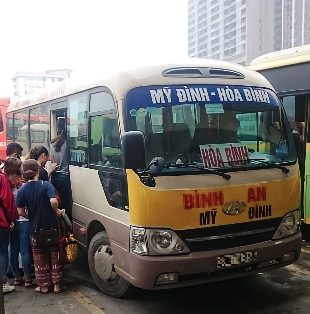 Passengers embark on a bus on the Hanoi-Hoa Binh route. Photo: Ha Thuong / Tuoi Tre