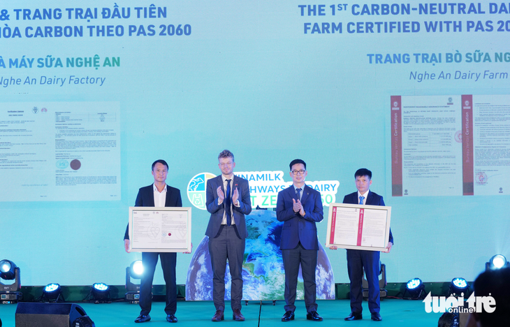 Two representatives of Nghe An Dairy Factory and Nghe An Dairy Farm receive certificates of carbon neutrality on May 26, 2023. Photo: Doan Hoa / Tuoi Tre