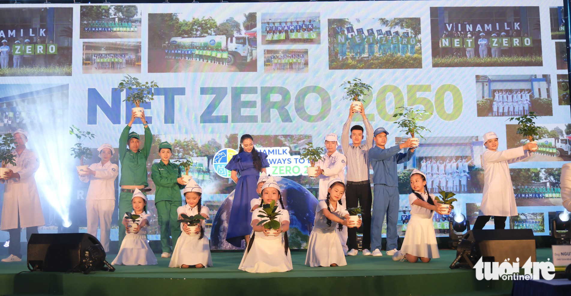 A performance highlights the determination of building a better and greener world. Photo: Doan Hoa / Tuoi Tre
