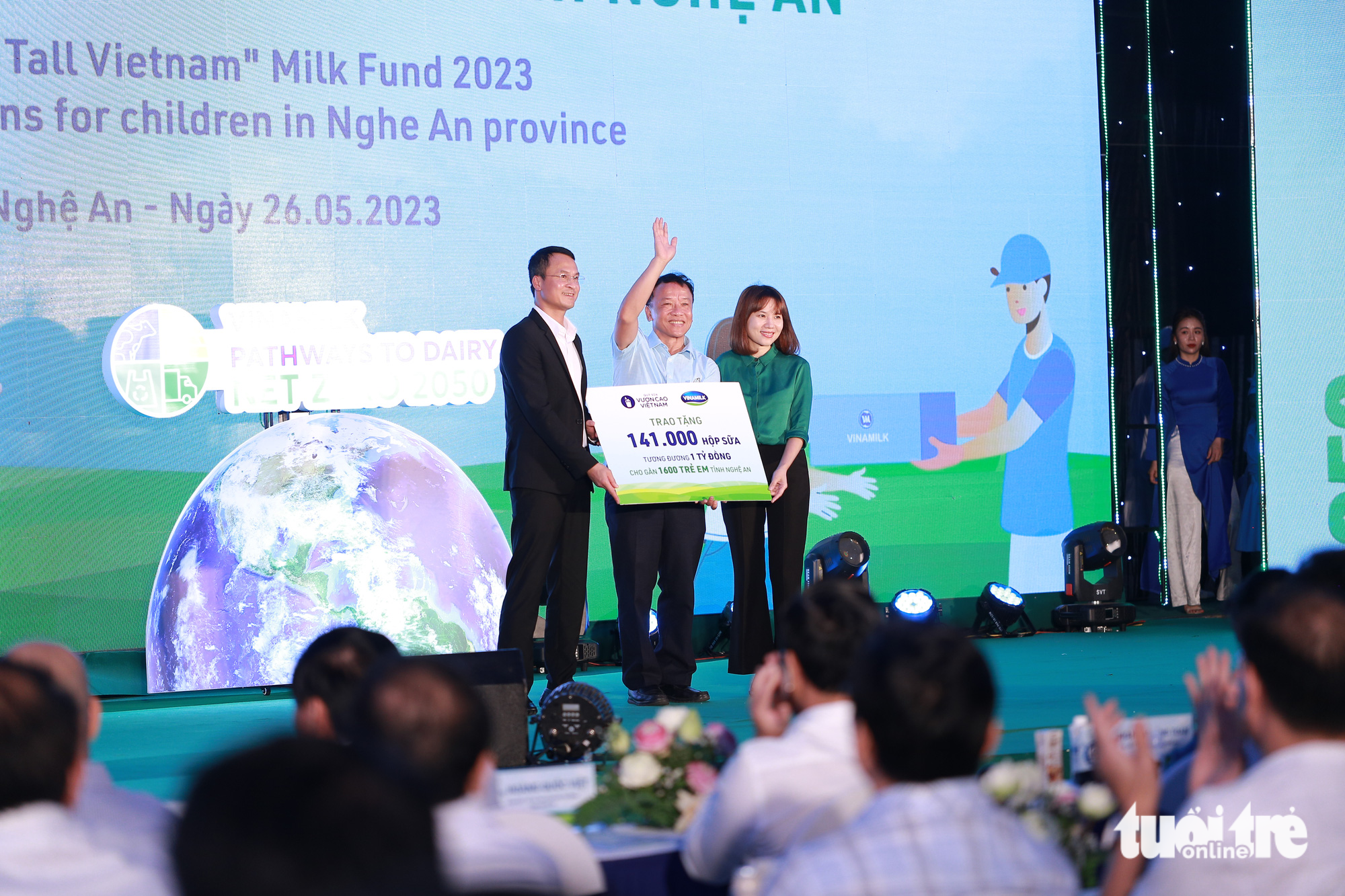 Representatives of the National Fund for Vietnamese Children and Nghe An Dairy Factory donate milk to children in Nghe An. Photo: Doan Hoa / Tuoi Tre