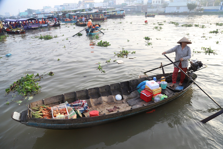 Over 300 metric tons of trash removed from Vietnam’s floating market
