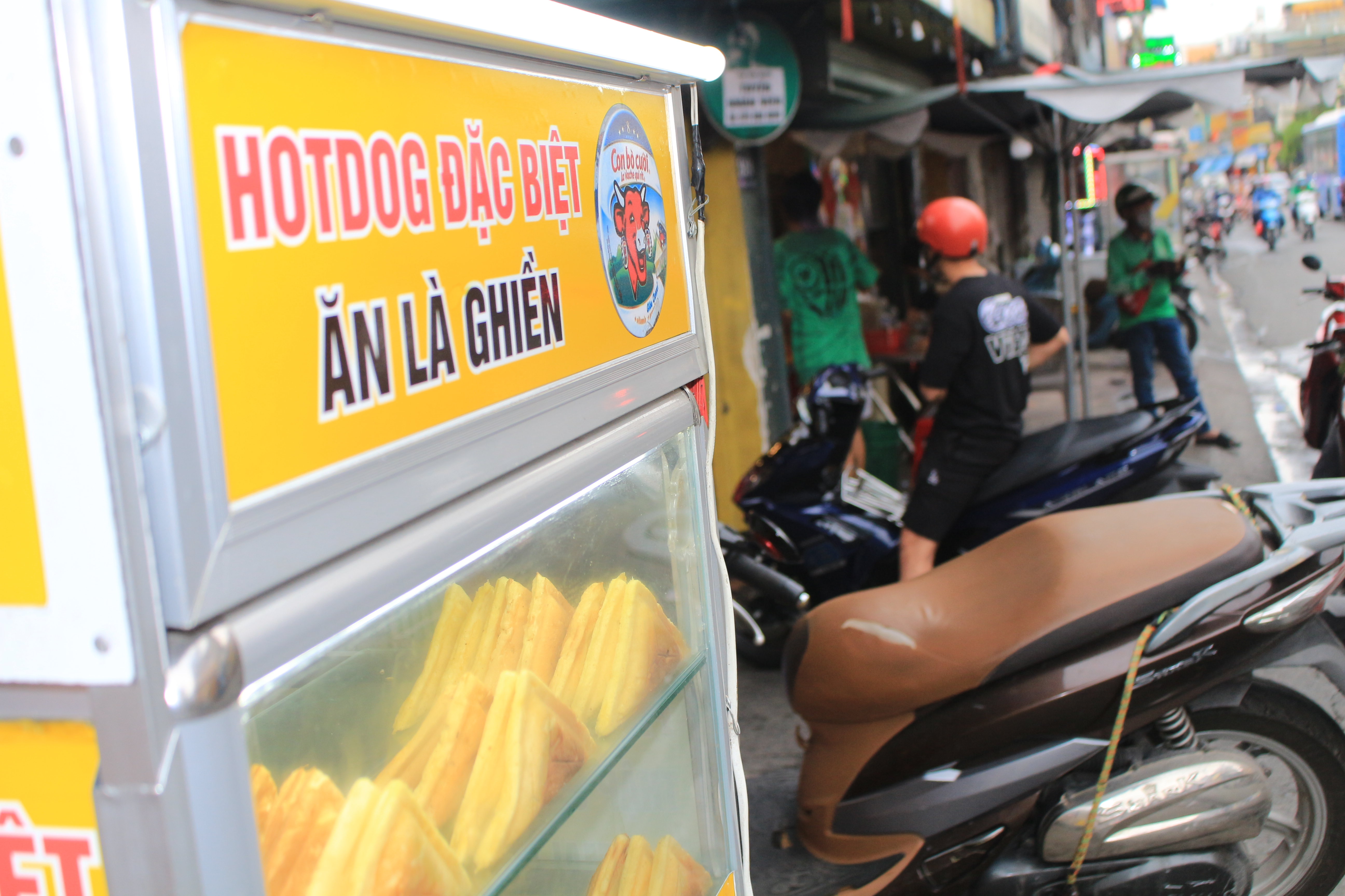 Vietnamese hot dogs are sold at a street stall in Go Vap District, Ho Chi Minh City. Photo: Ray Kuschert / Tuoi Tre News