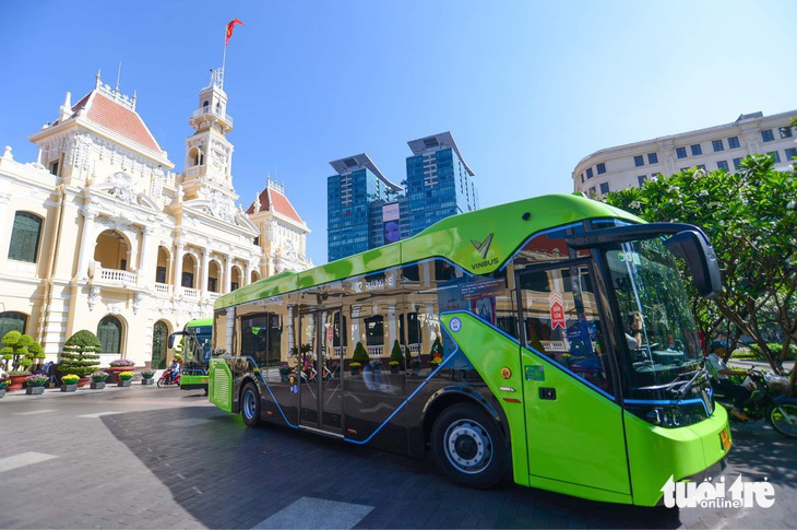 An electric bus is seen traveling along Nguyen Hue Pedestrian Street in downtown Ho Chi Minh City. Photo: Quang Dinh / Tuoi Tre