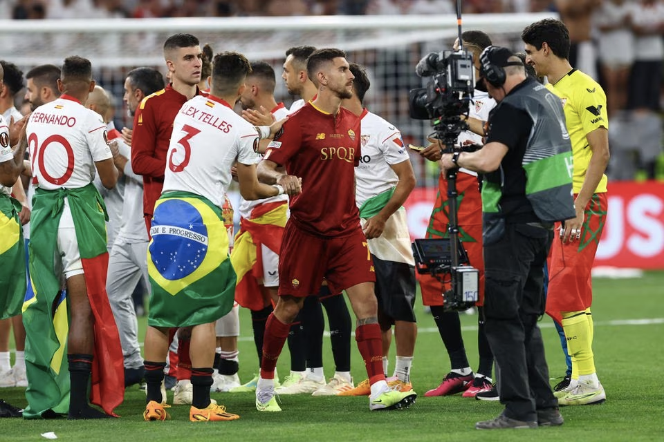 Soccer Football - Europa League - Final - Sevilla v AS Roma - Puskas Arena, Budapest, Hungary - June 1, 2023 AS Roma's Lorenzo Pellegrini looks dejected as he goes to collect his runner-up medal. Photo: Reuters