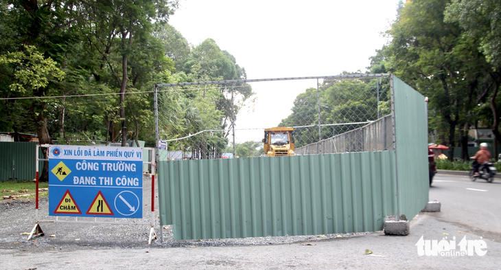 The construction site of the road is fenced in order not to affect activities at Hoang Van Thu Park in Tan Binh District, Ho Chi Minh City and traffic in the area.