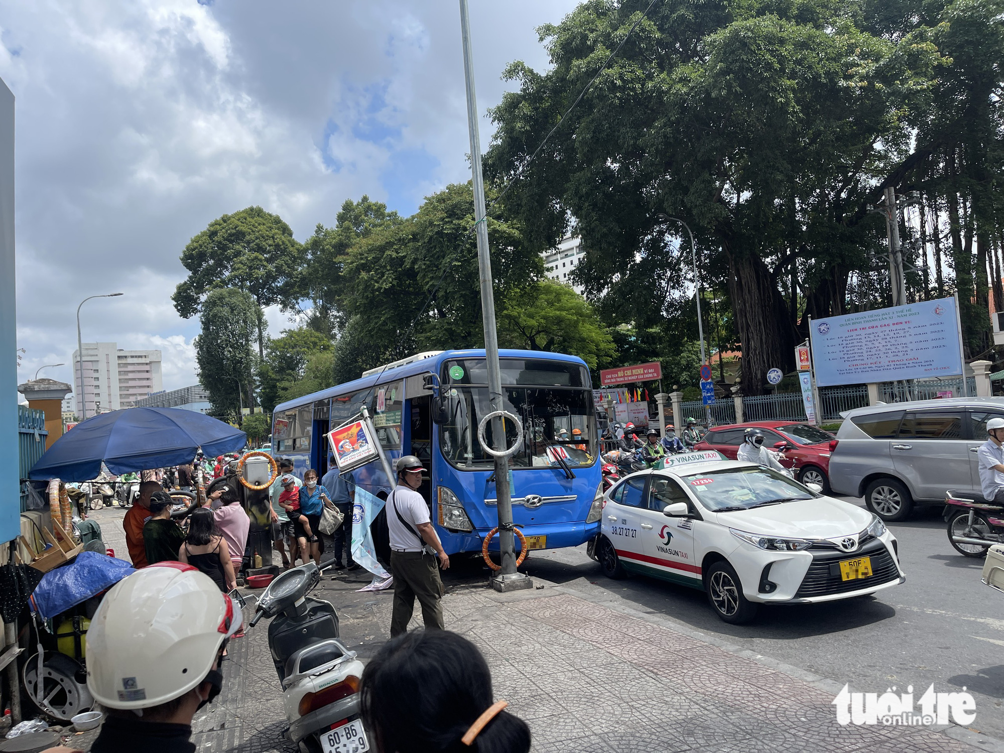 Brakeless bus crashes into multiple cars at red light in Ho Chi Minh City