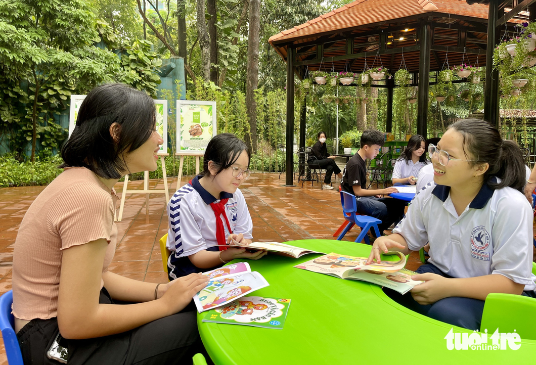 Students read books in the book garden at the Saigon Zoo and Botanical Gardens. Photo: Le Phan / Tuoi Tre