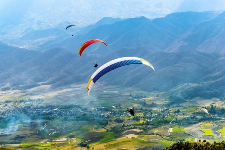 Visitors parachute over Lai Chau