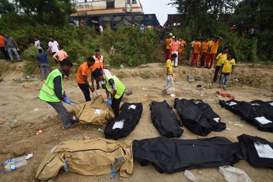 Rescue workers carry a body of a victim after a deadly collision of trains in Balasore district in the eastern state of Odisha, India, June 3, 2023. Photo: Reuters