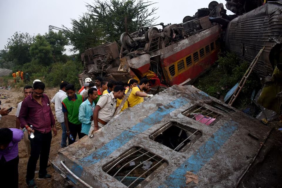 Rescue workers search for survivors after two passenger trains collided in Balasore district in the eastern state of Odisha, India, June 3, 2023. Photo: Reuters