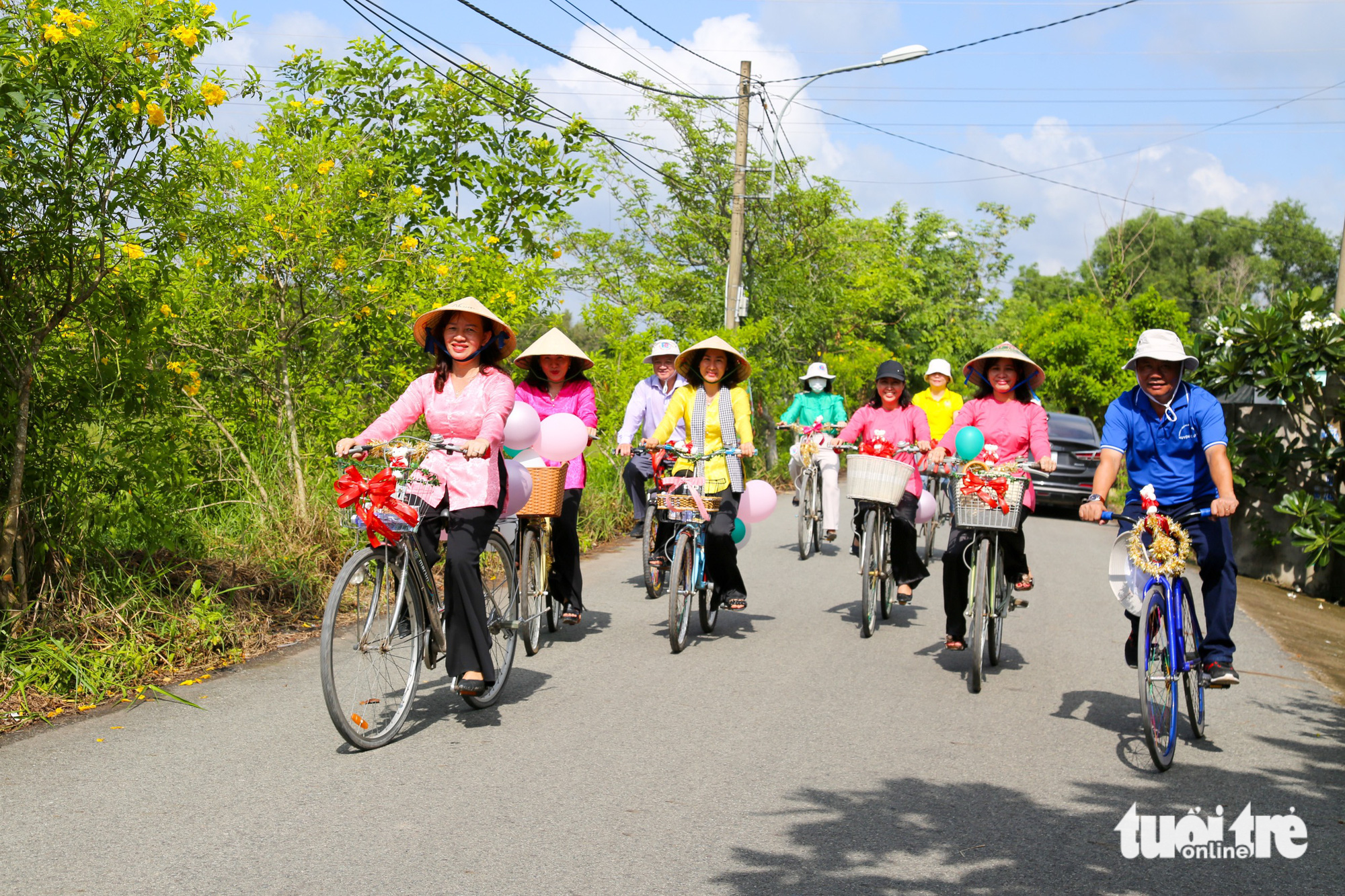 Visitors try riding bicycles during a program offering countryside experiences in Trung An Commune, Cu Chi District, Ho Chi Minh City, June 3, 2023. Photo: Tuoi Tre