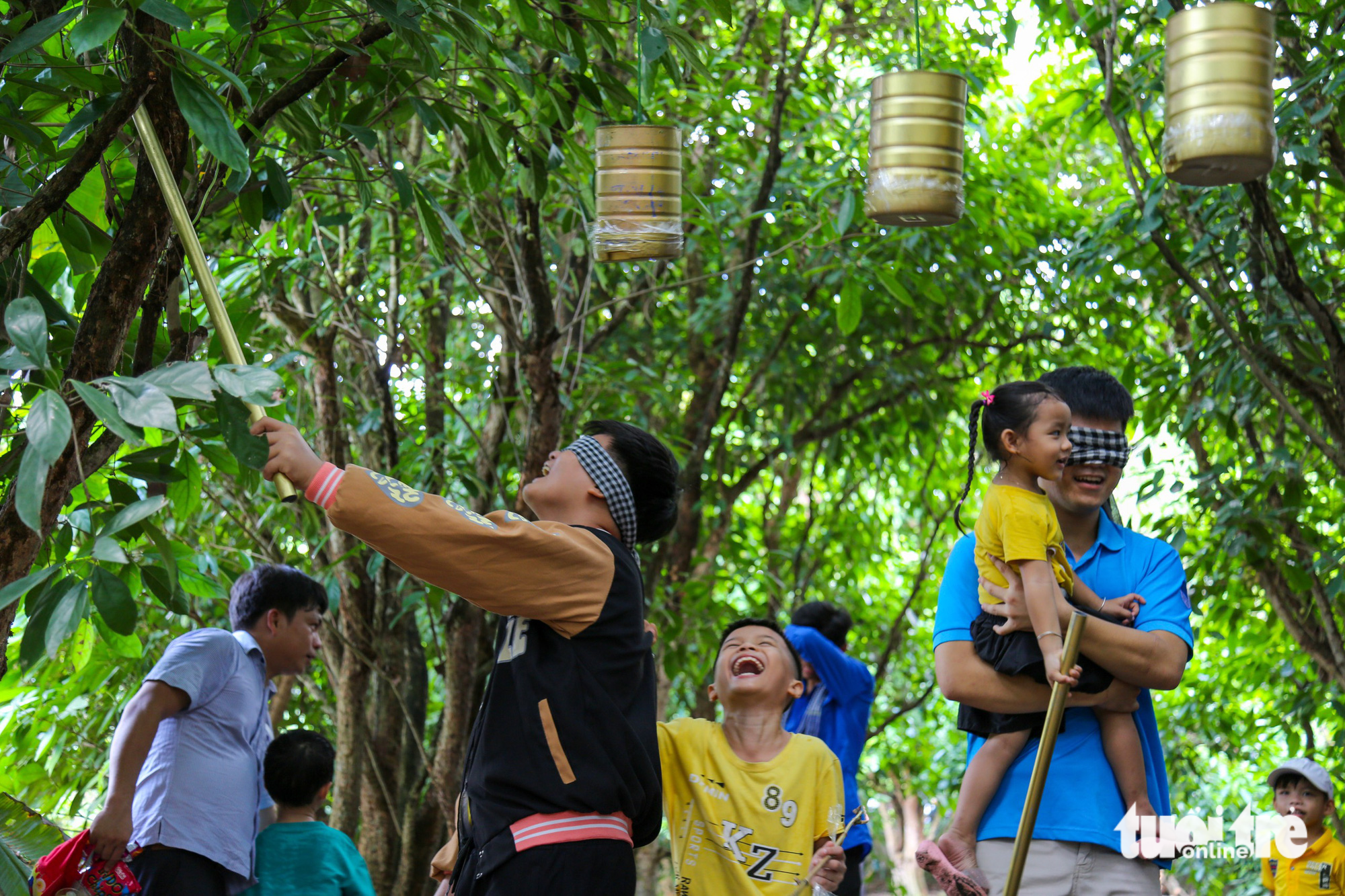Visitors play a folk game during a program offering countryside experiences in Trung An Commune, Cu Chi District, Ho Chi Minh City, June 3, 2023. Photo: Tuoi Tre