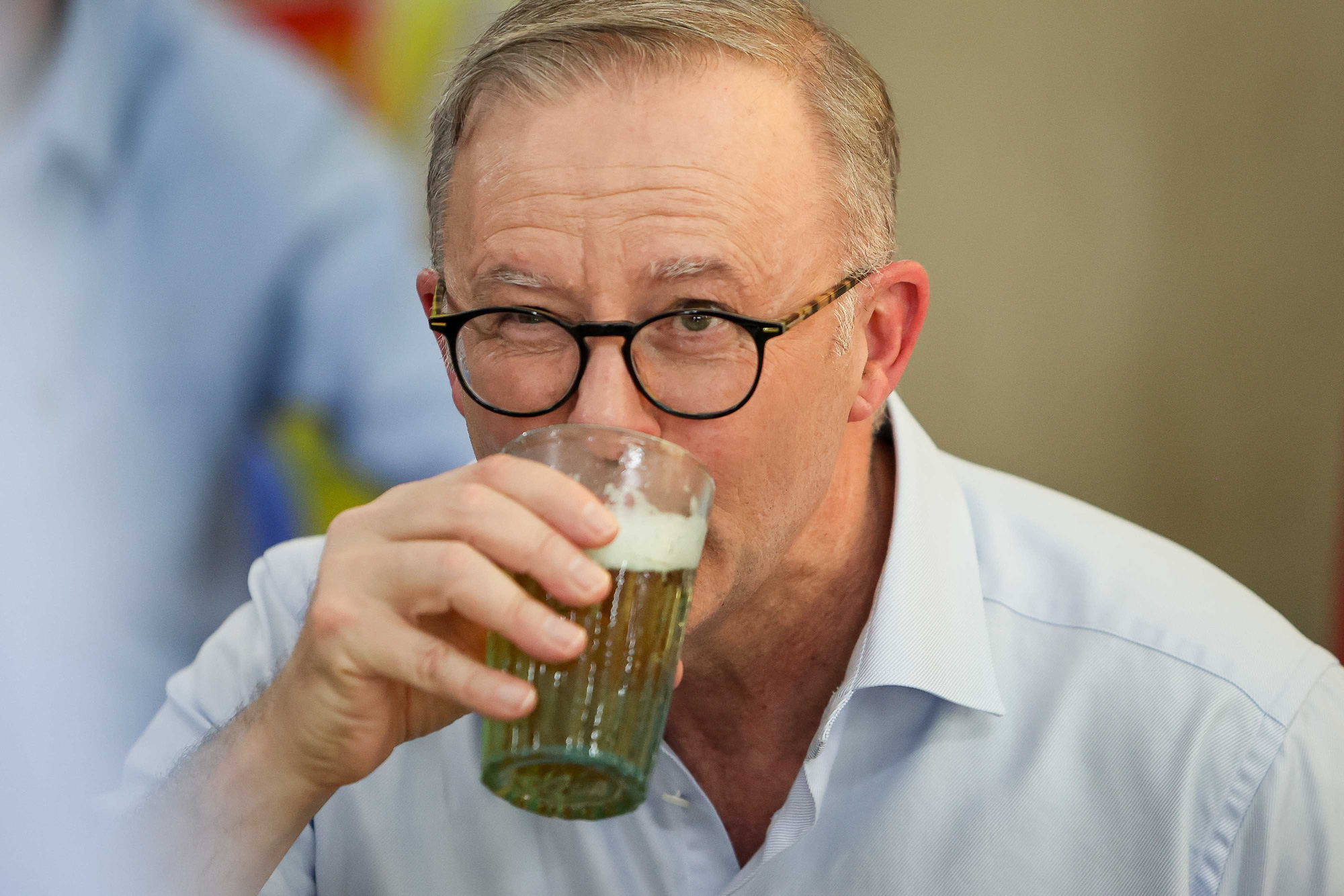 Australian PM tries Hanoi draft beer during visit to Vietnam