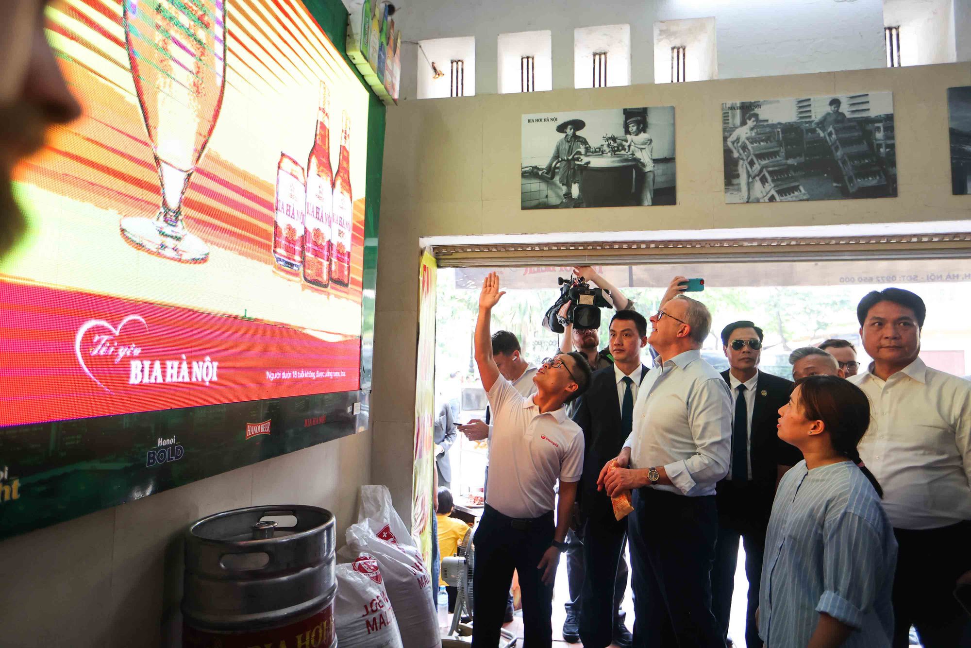 A representative of the Vietnam-based brewer Habeco briefs PM Albanese on the history and development of Hanoi draft beer