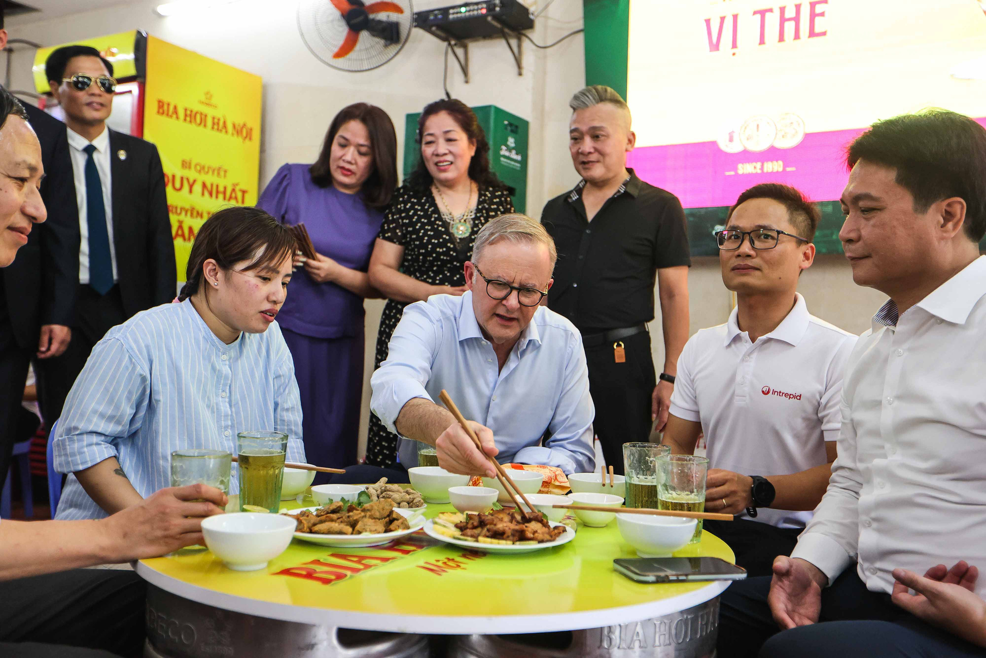 The head of the Australian government enjoys local delicacies served with draft beer