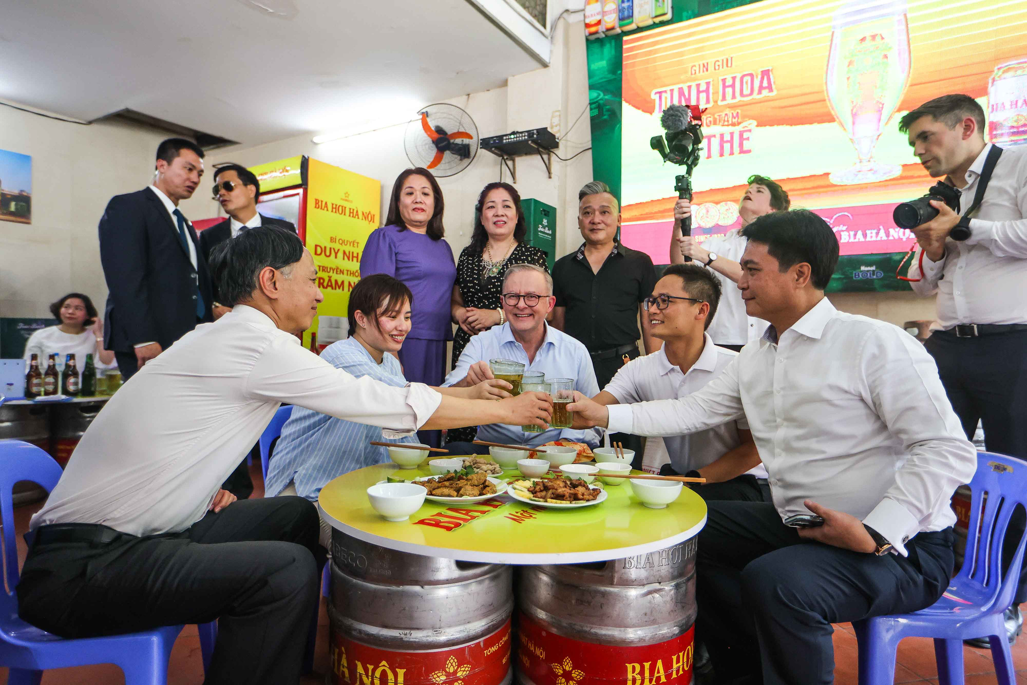 The Australian government leader shows his interest in the beer drinking culture of Hanoi