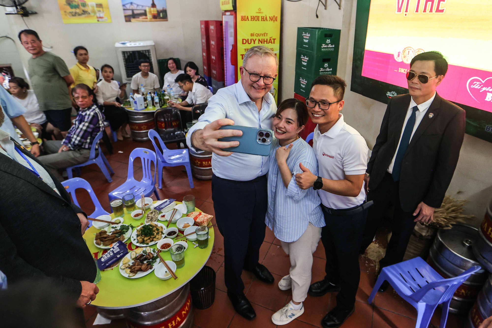 PM Albanese takes a wefie with two Vietnamese who helped him know more about Hanoian cuisine