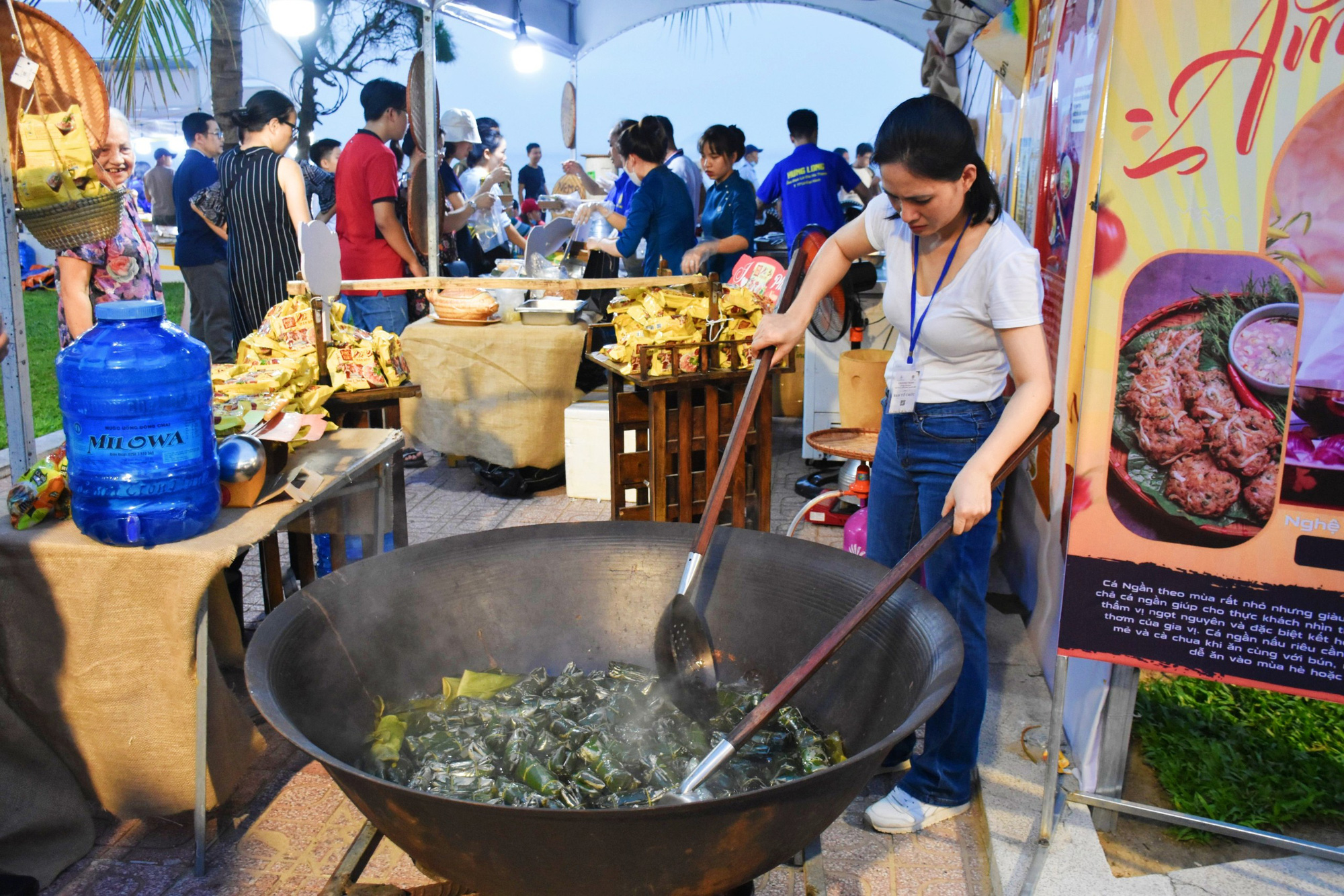 A female chef is making a Vietnamese traditional dish at the food festival. Photo: Minh Chien / Tuoi Tre
