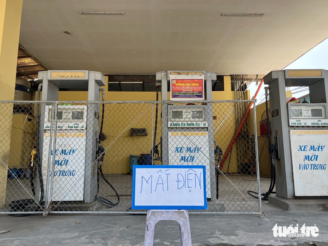 A filling station shuts down in Hanoi due to a blackout. Photo: Pham Tuan / Tuoi Tre