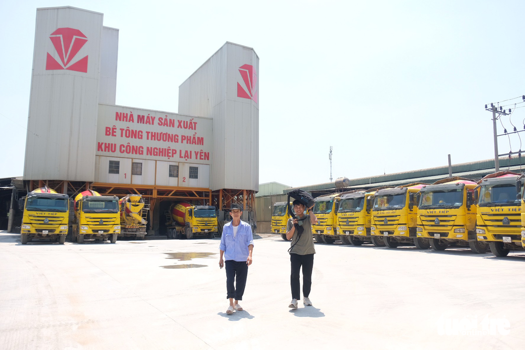 30 concrete mixer trucks of Viet Tiep concrete factory in the Lai Yen Industrial Cluster in Hanoi are left idle, while dozens of workers of the factory cannot work due to power cuts. Photo: Nguyen Bao / Tuoi Tre