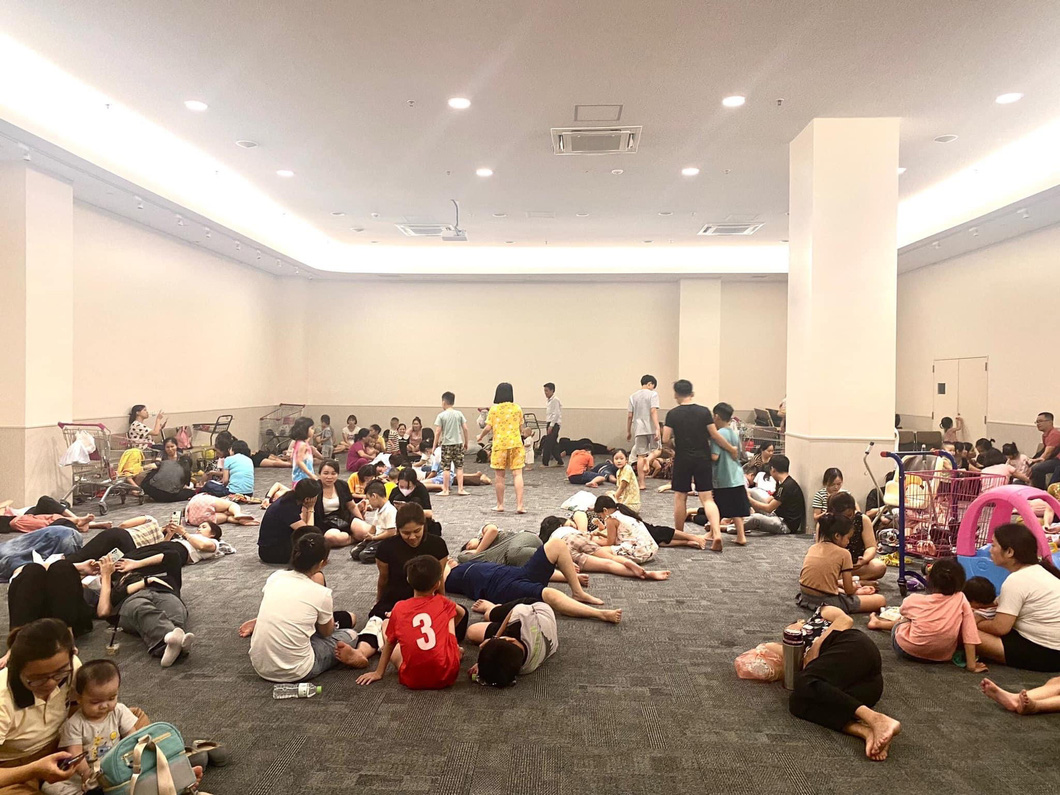 A trade center in Long Bien District, Hanoi City has opened a room equipped with an air conditioner for local residents. Photo: Supplied by the trade center