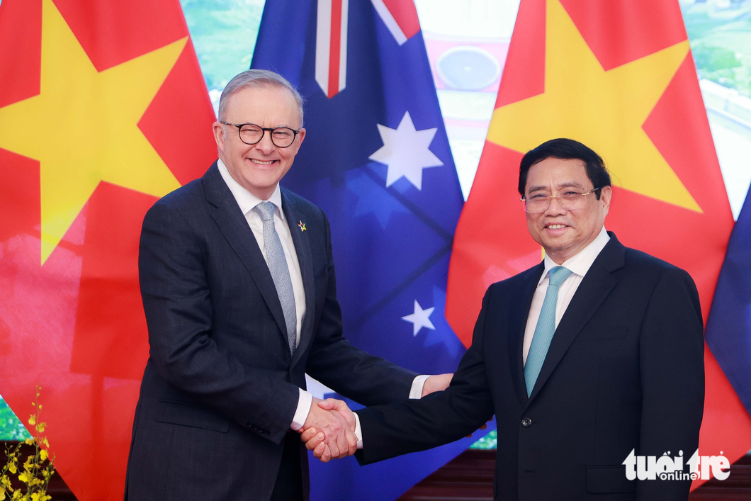 Vietnamese Prime Minister Chinh (R) shakes hands with his Australian counterpart Albanese before talks on June 4, 2023. Photo: Nguyen Khanh / Tuoi Tre