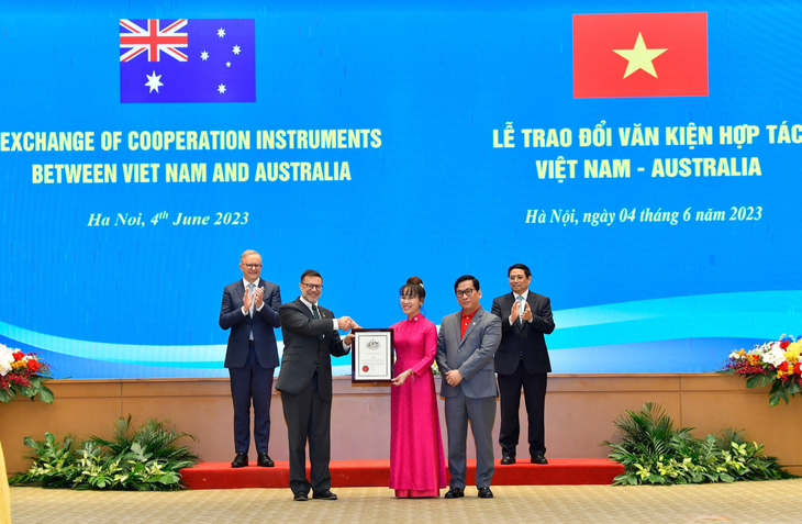 The prime ministers of Vietnam and Australia witness a representative of Vietjet receiving a certificate for the launch of a nonstop air route between Vietnam and Australia. Photo: Nhat Bac / Tuoi Tre