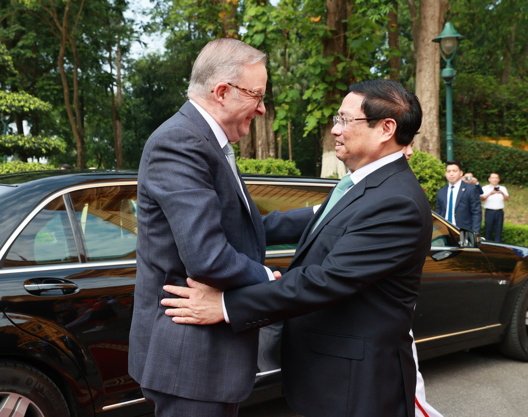 Vietnamese Prime Minister Pham Minh Chinh greets his Australian counterpart Anthony Alabanese. Photo: Vietnam News Agency