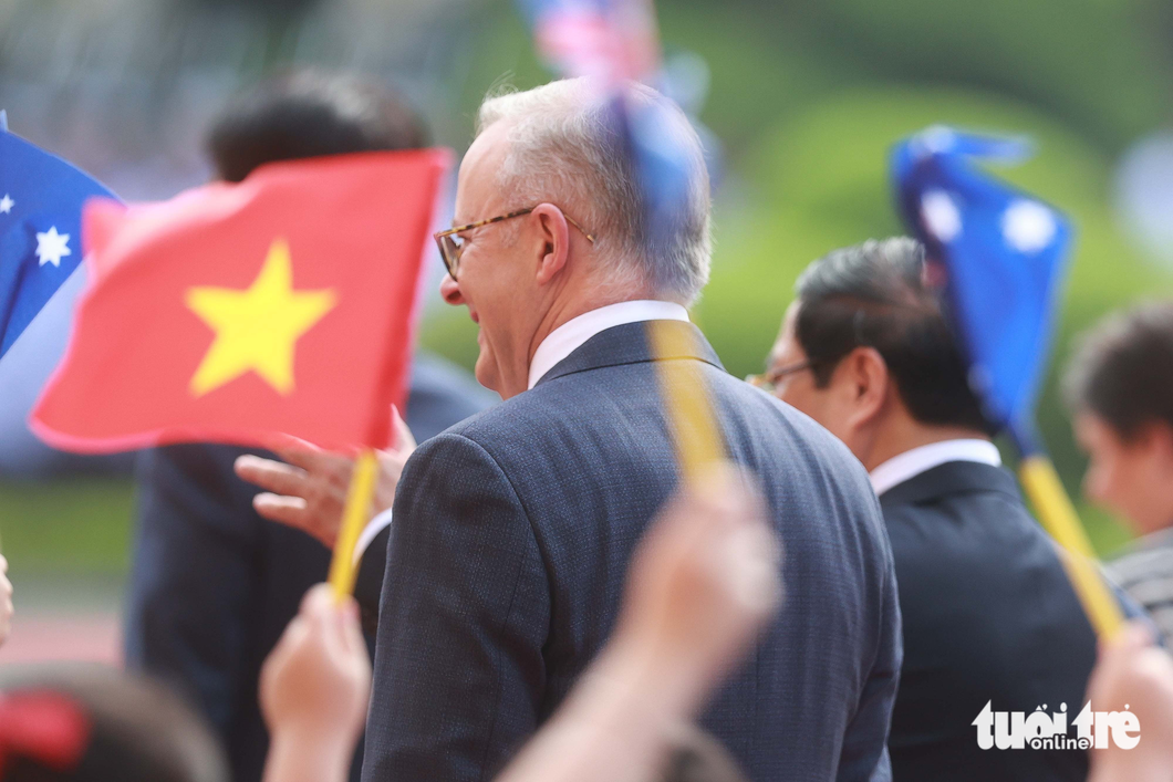Vietnam and Australia have maintained over 20 bilateral cooperation mechanisms, including some important agreements on prime ministers’ annual meeting and high-ranking delegation exchange. A photo shows children waving flags during the welcome ceremony for Australian PM Albanese. Photo: Nguyen Khanh / Tuoi Tre