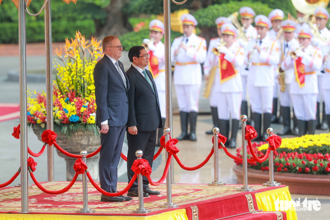 Prime Minister Chinh and Australian PM Albanese attend the welcome ceremony for the latter on June 4, 2023. Photo: Nguyen Khanh / Tuoi Tre