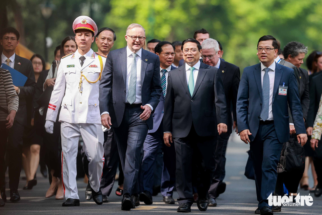 After the welcome ceremony, the top officials walk to the headquarters of the Government Office in Hanoi for talks. Photo: Nguyen Khanh / Tuoi tre