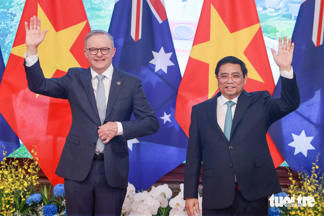 As of April 2023, Australia had got involved in 596 projects in Vietnam, ranking it the 26th among 143 nations and territories investing in the latter. Such projects focus on processing, production, lodging services, healthcare, agriculture and social activities. A photo shows Prime Minister Chinh and Australian Prime Minister Albanese waving at reporters before a meeting. Photo: Nguyen Khanh / Tuoi Tre