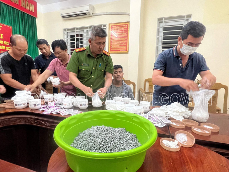 Vietnam police burst 2 drug rings, seize 27,000 pills of synthetic drugs