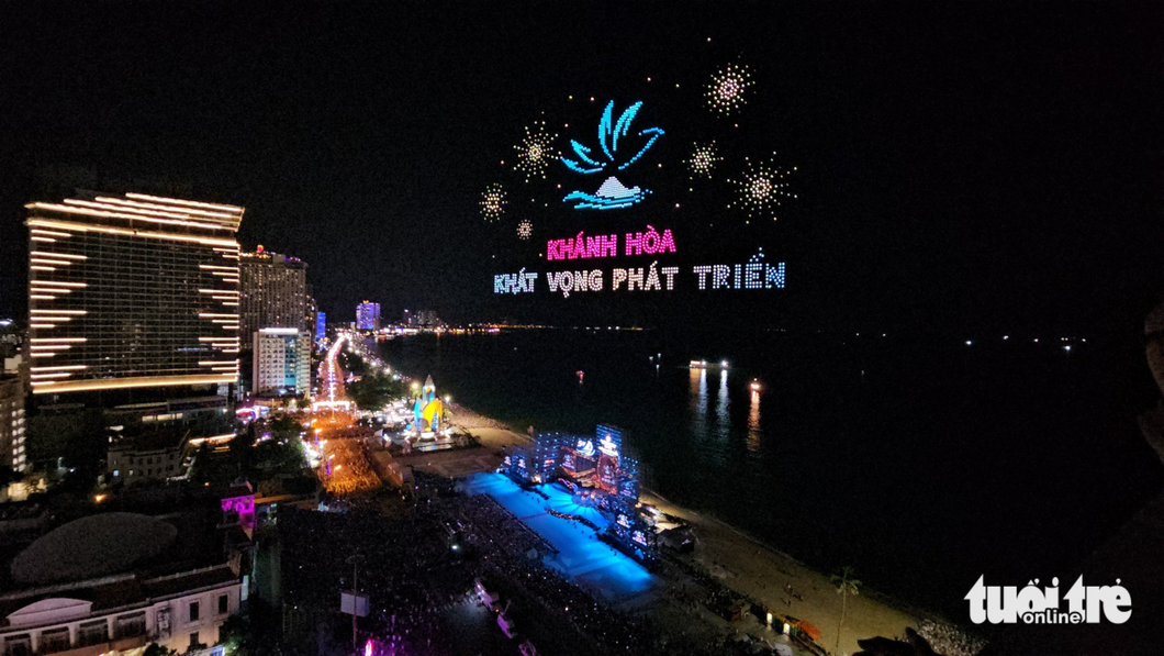 A drone light show features the theme of this year's sea festival: ‘Khanh Hoa - Aspiration for Development.’ Photo: Cong Dinh / Tuoi Tre