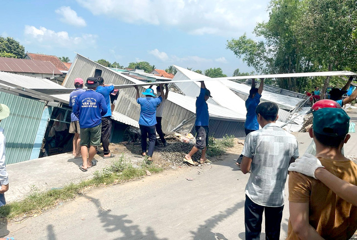 An Giang Province has experienced 22 landslides along small canals since early this year. Photo: Minh Khang / Tuoi Tre