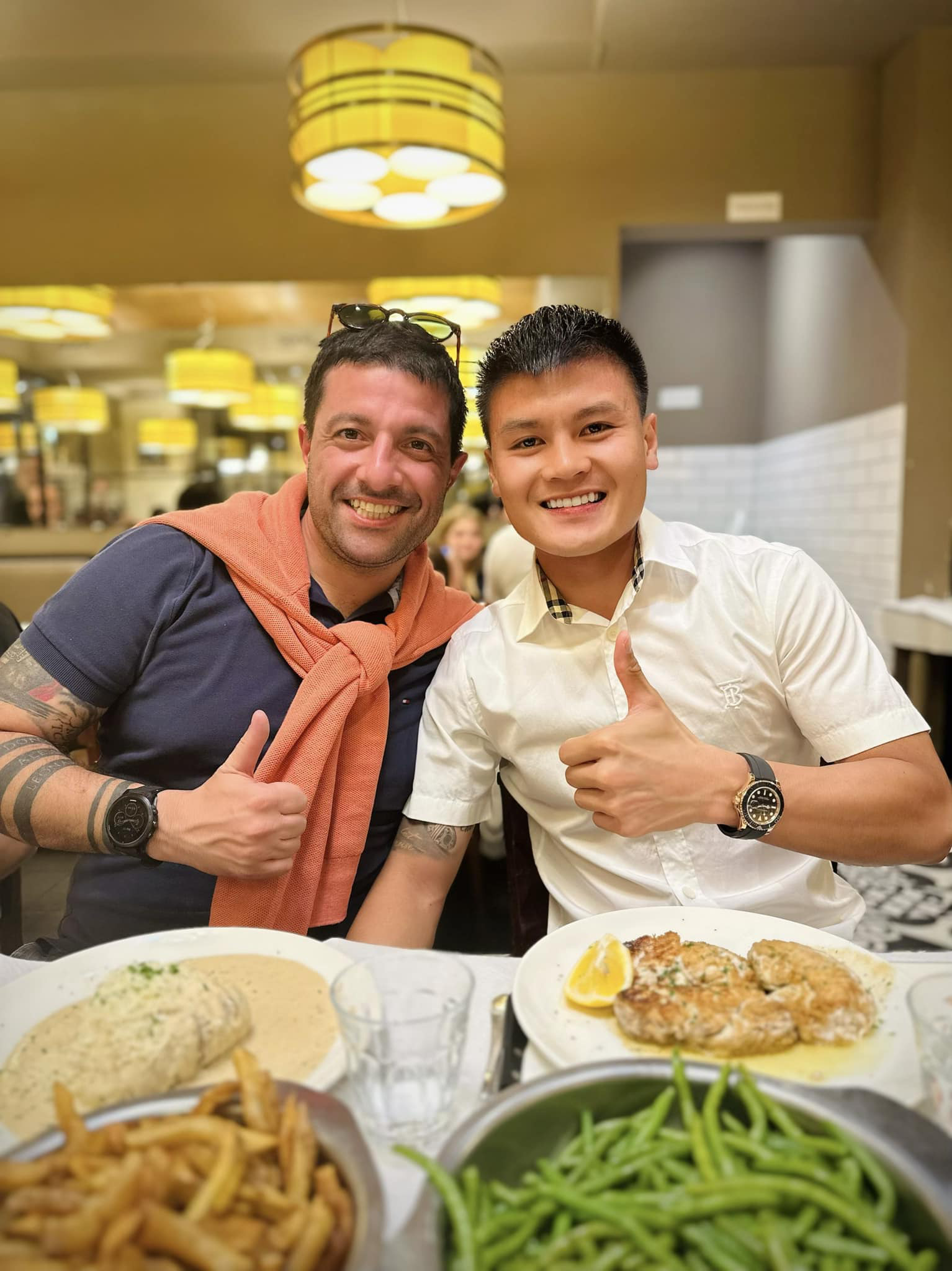 Vietnamese midfielder Nguyen Quang Hai (R) poses for a photo with his football agent Michele Donato Fersini. Photo: Michele Donato Fersini’s Facebook