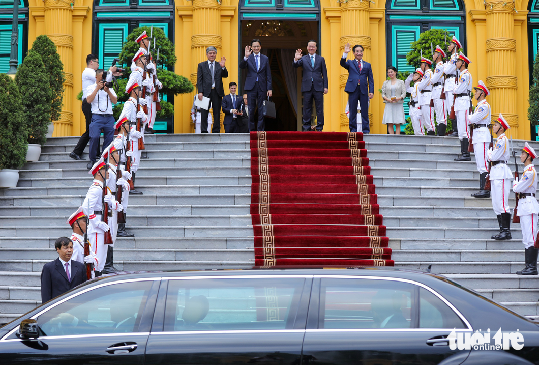 Vietnamese State President Vo Van Thuong gives Australian Prime Minister Anthony Albanese a send-off. Photo: Danh Khang / Tuoi Tre