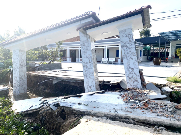 A landslide along a Vam Co Tay River section in Ben Ke, Nuoc Trong, and Voi Dinh hamlets, Thuy Dong Commune, Thanh Hoa District, Long An Province on May 9, 2023. Photo: An Long / Tuoi Tre