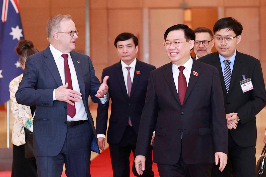 Vietnamese National Assembly Chairman Vuong Dinh Hue welcomes Australian Prime Minister Anthony Albanese. Photo: Vietnam News Agency